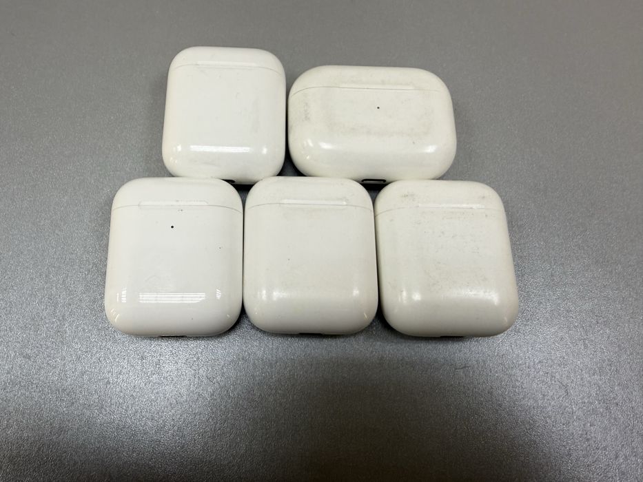 Apple AirPods вживані одним лотом все