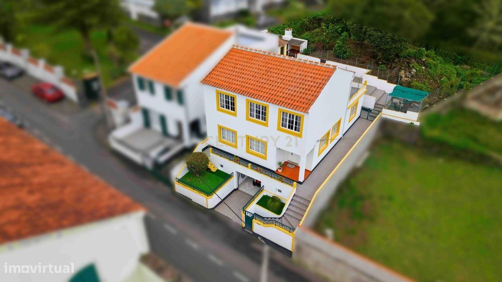 Espaçosa Moradia T4 em Angra ( São Pedro), Ilha Terceira