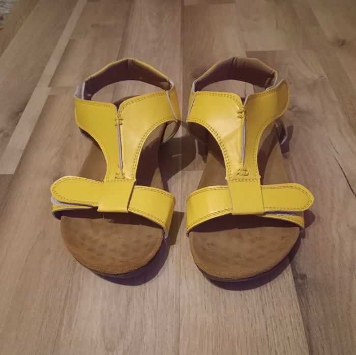 Żółte sandały damskie