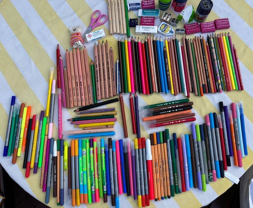 Олівці та фломастери в школу для школярів 150 штук