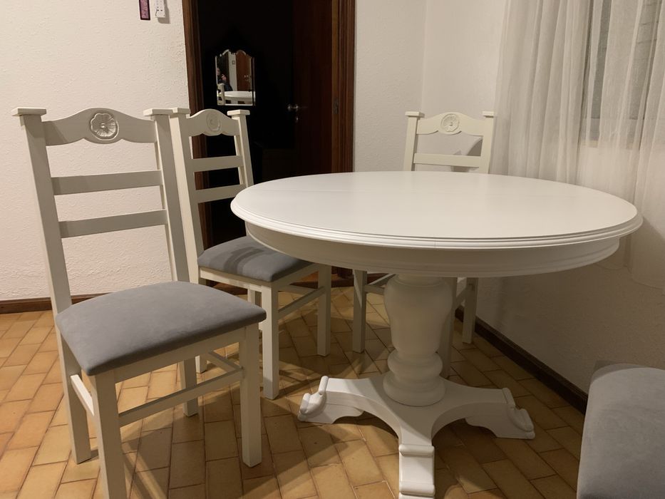 Mesa de jantar mais 4 cadeiras  recoperadas em bom estado