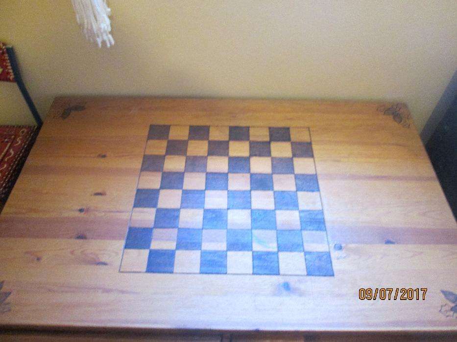 Mesa de jogo para sala, em pinho piro-gravada e 4 bancos