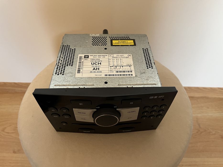 Radio CD30 MP3 z wyświetlaczem BID i ramką Astra h komplet