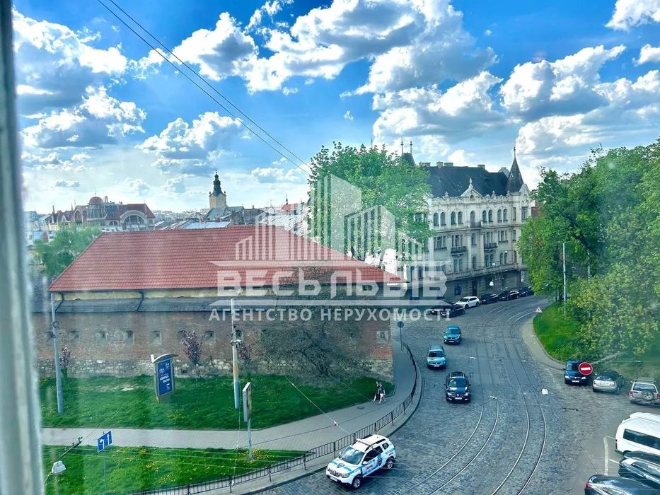 Продаж автентичної квартири з неймовірним видом в центрі