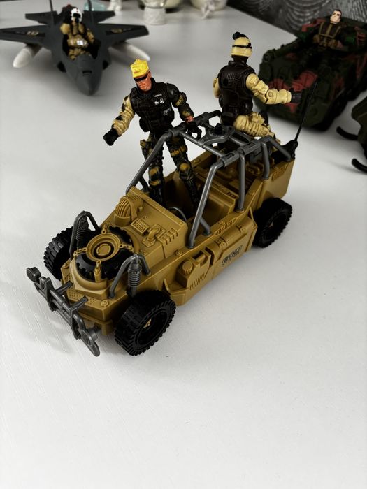 Іграшки військова техніка