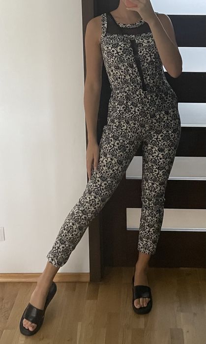 Kombinezon bialy z czarnymi elementami