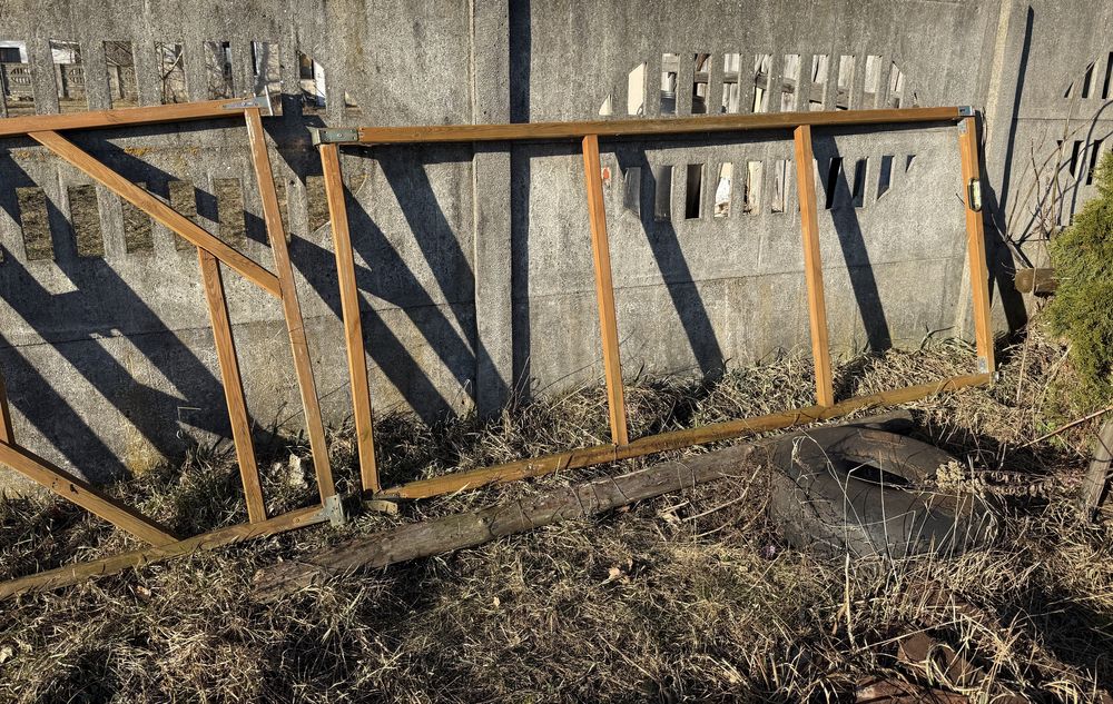 Drewniana brama budowlana