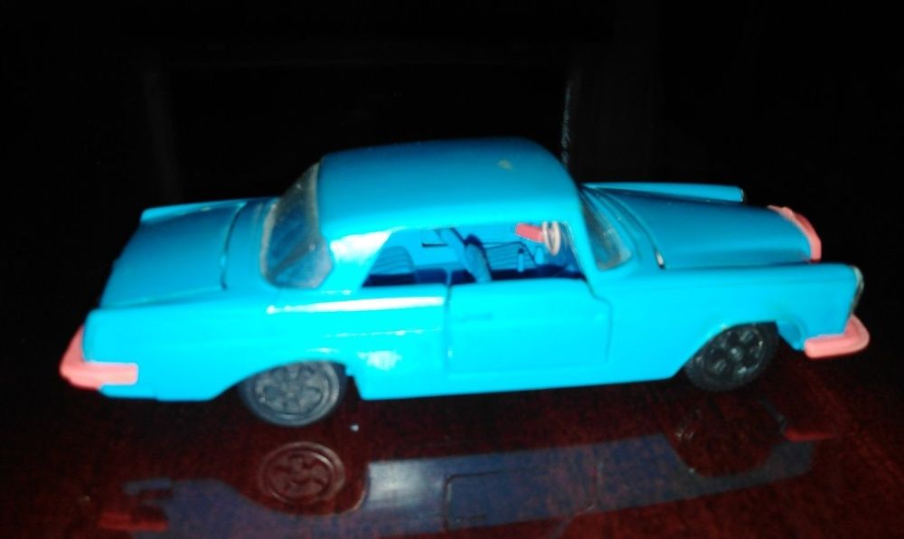 Машинка коллекционная Mersedes 250