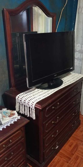 Conjunto de Quarto VINTAGE em Mogno | Guarda-Roupa + Estante c/ Espelho + Mesinha de Cabeceira