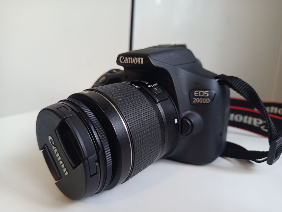 Canon EOS 2000D + obiektyw 18–55 mm – komplet, stan bardzo dobry