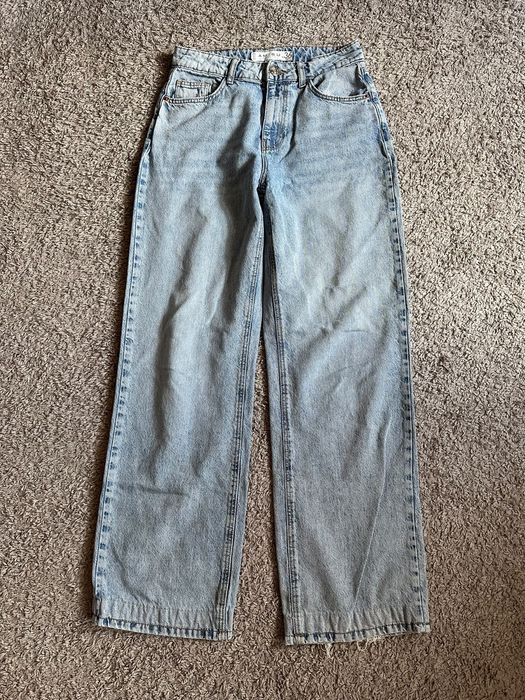Jasnoniebieskie jeansy