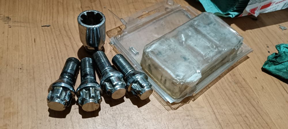 Болти секретки м14*1.5