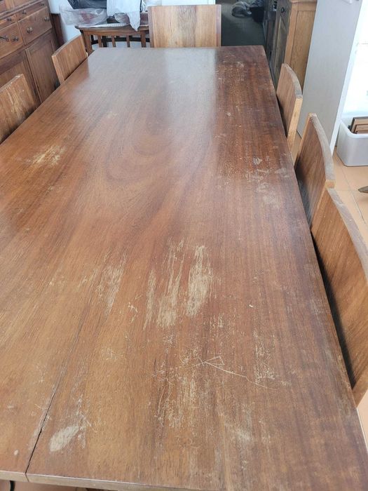 8 pessoas felizes à roda desta MESA