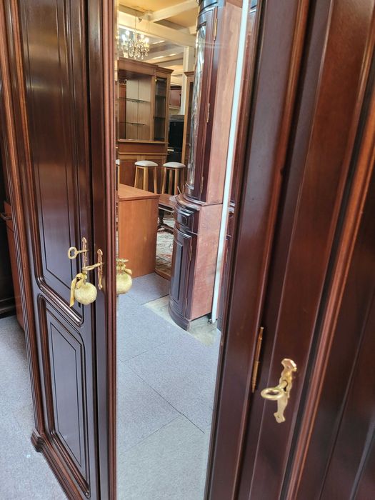 Roupeiro em madeira com três portas, chave e espelho - M