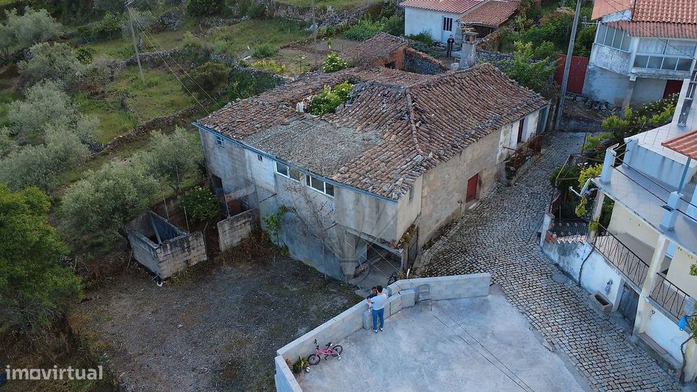 Moradia T3 para restauro em Mourão, Vila Flor!