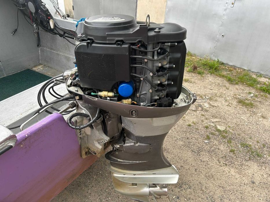 Motorówka kabinowa z silnikiem zaburtowym Honda 50 KM i przyczepą.