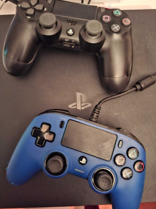 PS4 c/ 2 Comandos – Pronta a Jogar