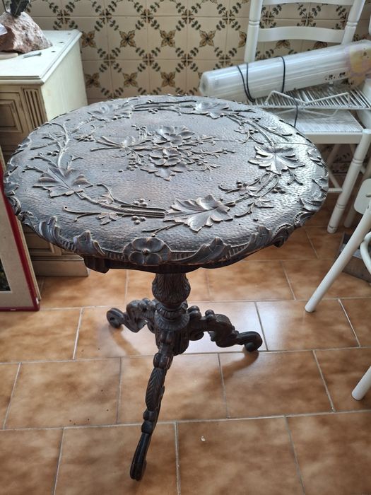 Espetacular mesa trabalhada redonda muito antiga