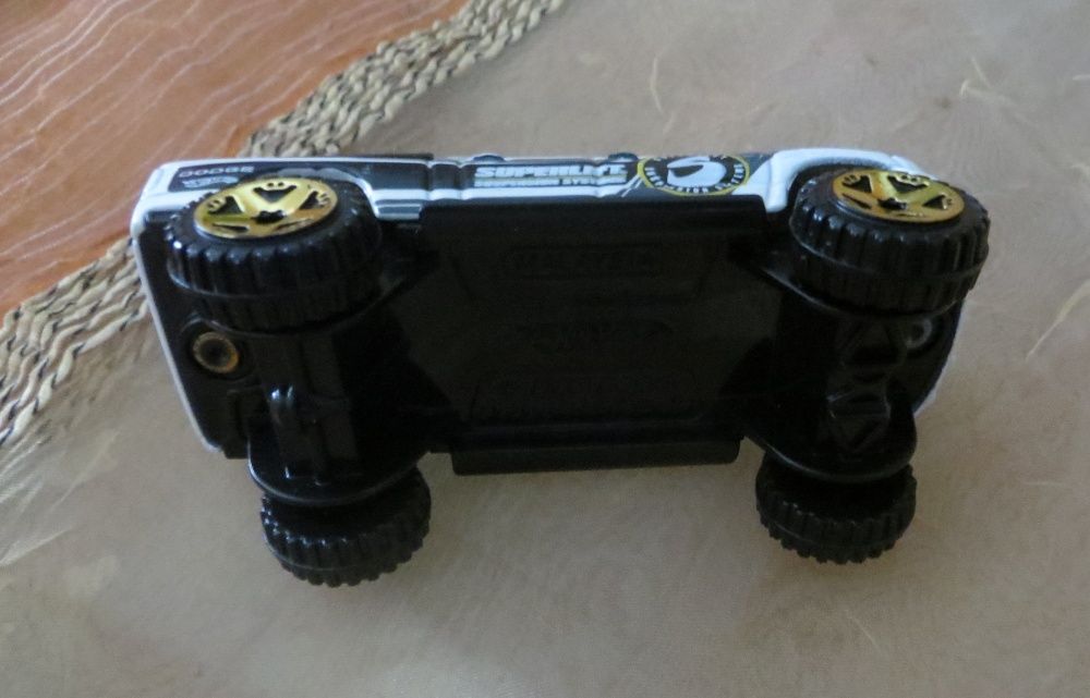Carro Dodge 4X4 Ram 1500 Superlift - Escala 1:43