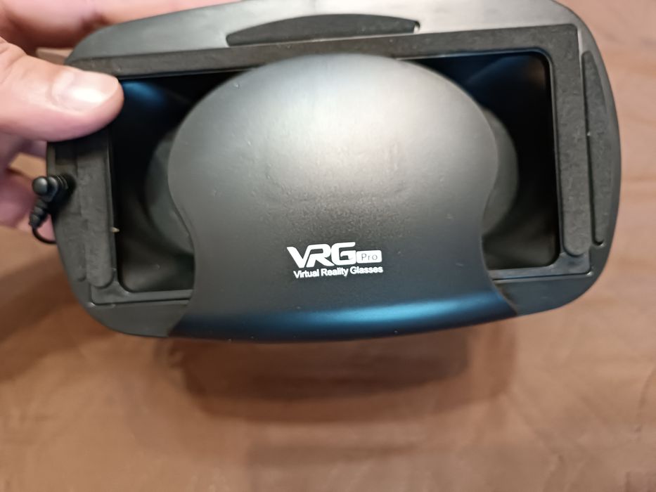 VR окуляри VRG під смартфон.