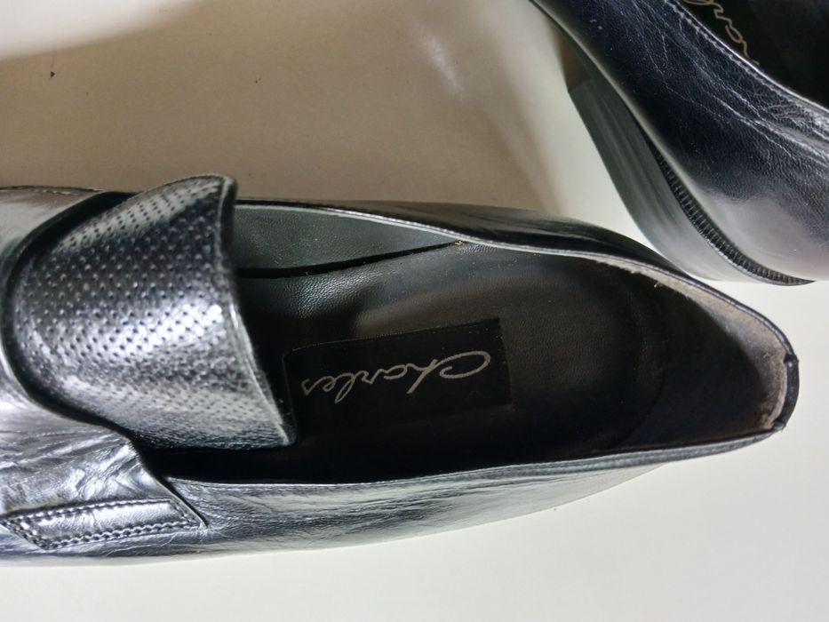 Sapatos de pele Charles novos