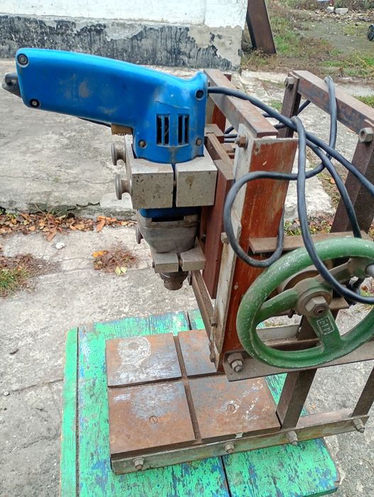 Верстак с дрелью