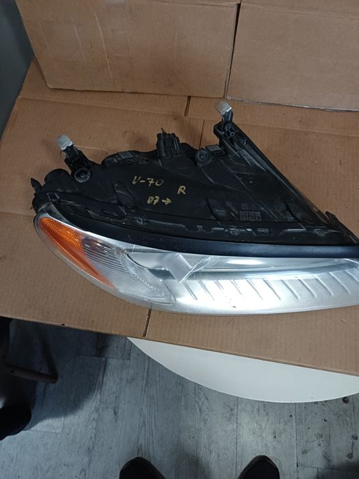 Lampa przednia prawa volvo V-70  2007r