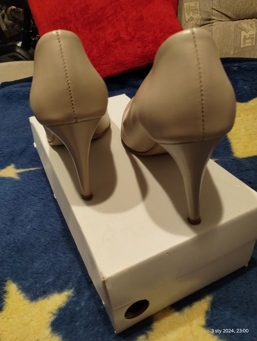 Piękne Czółenka matowe beżowe szpilka 40