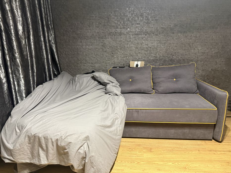 Диван сіро жовтий