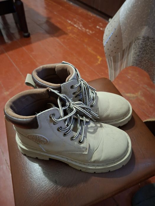 Продам демісезонні - зимові черевики  бувші у використанні .