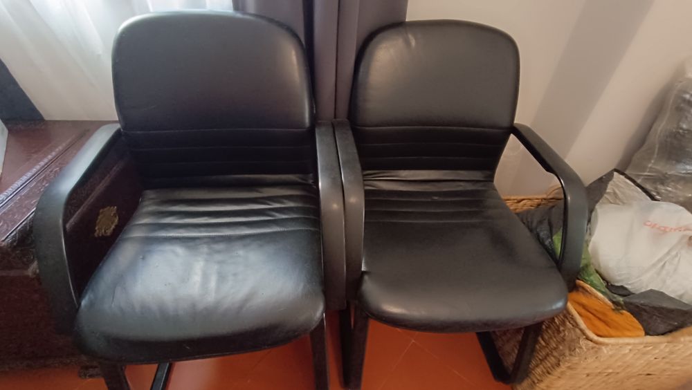 Mesa em Madeira massiça redonda  com 4 cadeiras em Pele