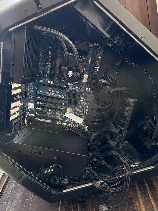 Computador Torre DELL AlienWare i9 7900x (sem/RAM,Disco e CPU)458255998628679683