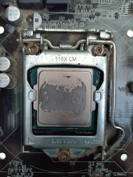 Torre de PC com motherboard
