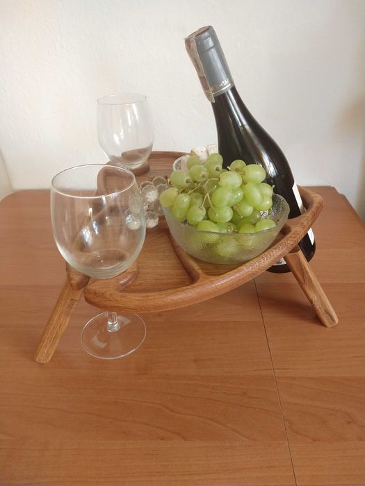drewniany stolik na wino i dwa kieliszki