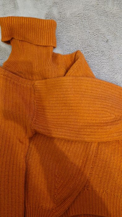 Жіночий вовняний светр Massimo Dutti