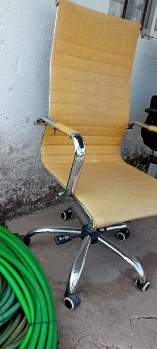 Cadeira de escritório para despachar urgente