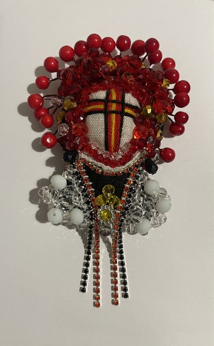 Брошка-мотанка з бісеру та намистин