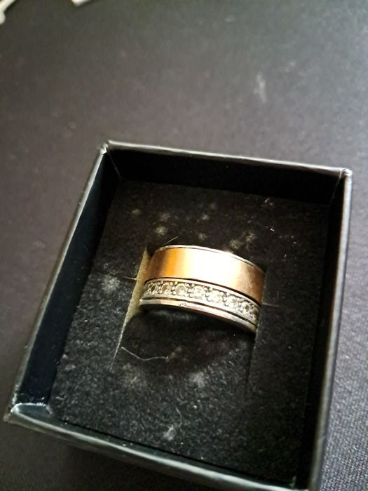 Anel de design Ag prata e aro balhado a ouro