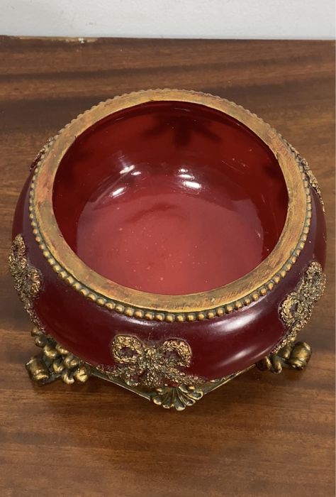 Invulgar bomboneira.