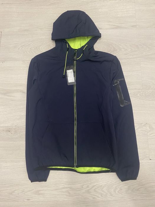 Нова гарна вітровка.