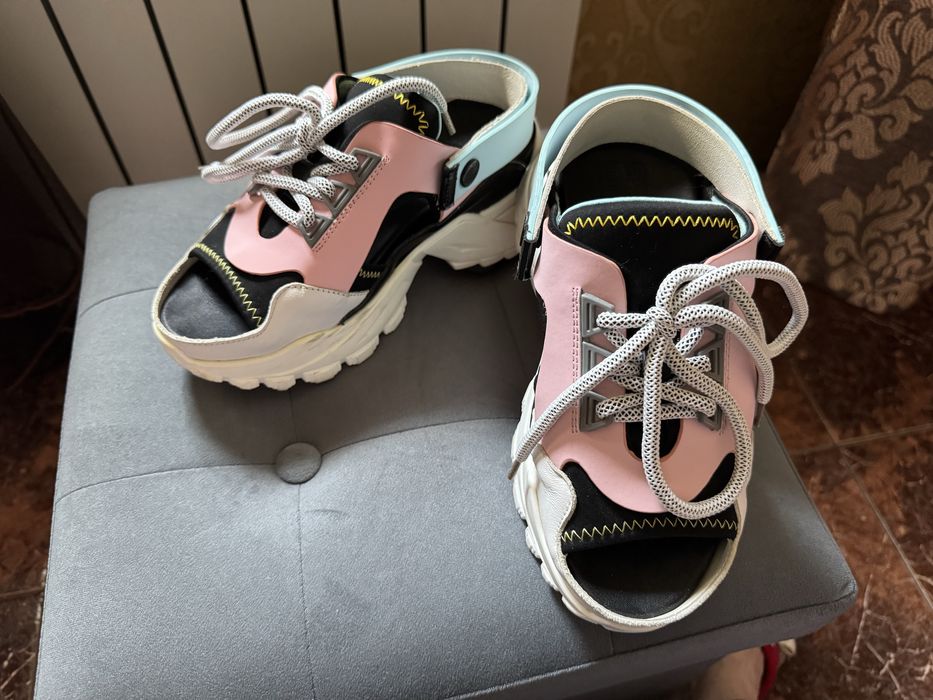 Босоніжки у спортивному стилі