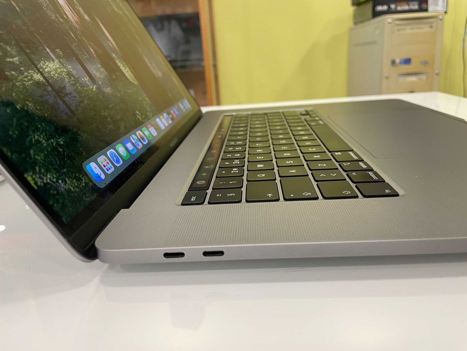 Macbook Pro 16" | 16GB | 500GB SSD | Placa Gráfica AMD Pro 5300M