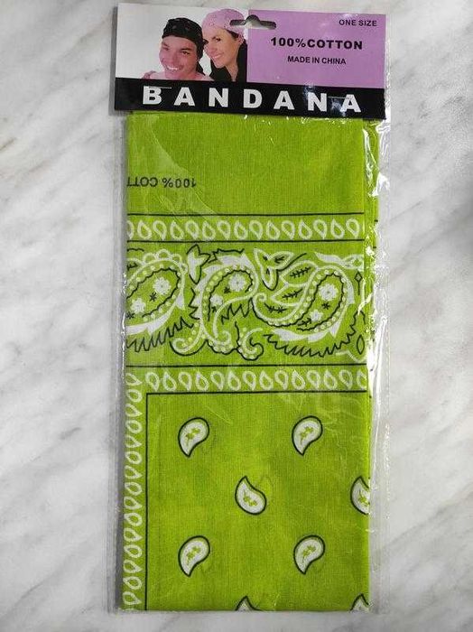 бандана червоний колір і зелений