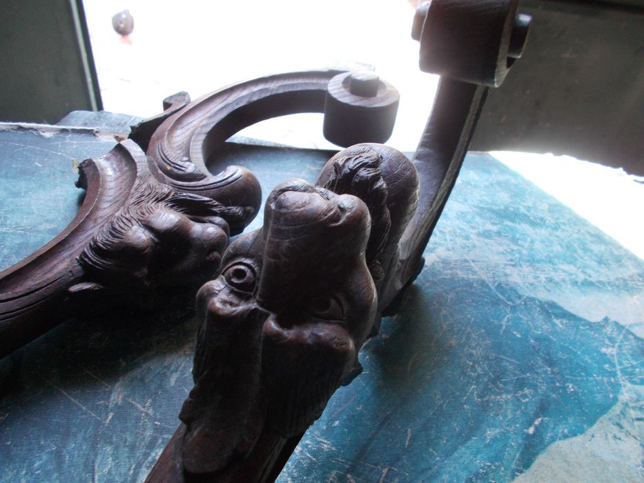 Duas cabeças de leão e dragão chinesas.  Artigo centenário.