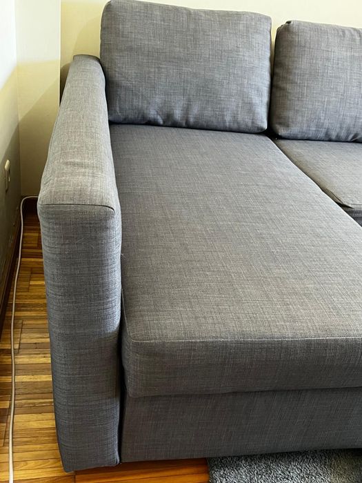 Sofá cama com baú.
