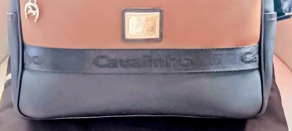 Mala da marca cavalinho espaçosa e leve