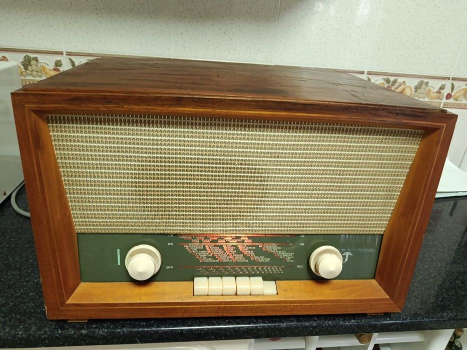 Rádio e gira discos antigo a funcionar