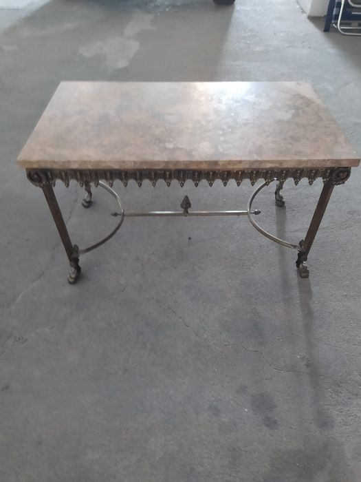 Mesa de sala com tampo em pedra