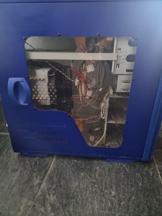 Caixa Thermaltake Xaser III com alguns componentes