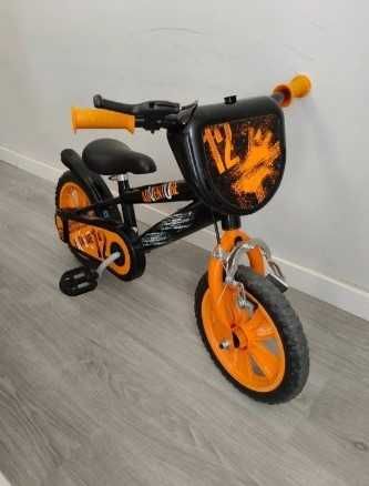 Children's bicycle with training wheels and water bottle holder